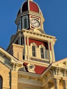 The dome and facade of the Fannin County Courthouse.