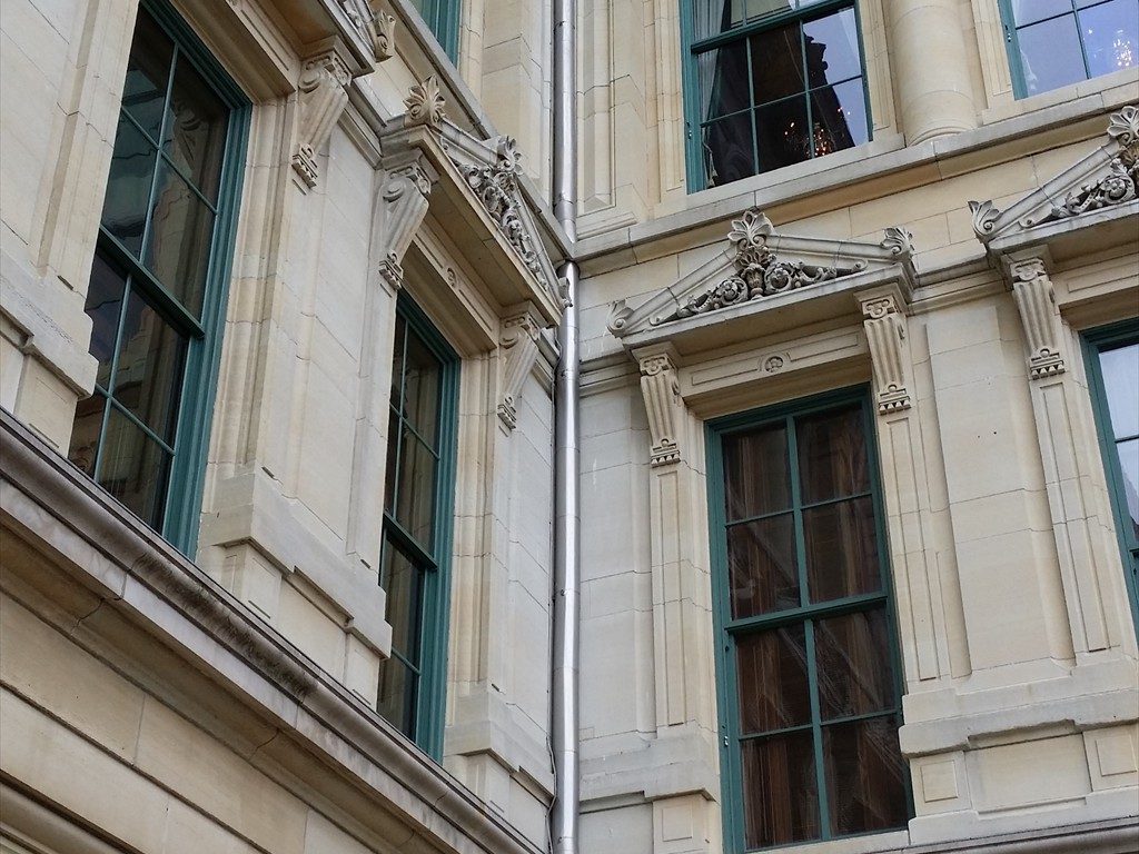 Multiple exterior windows on the Illinois State Capitol.