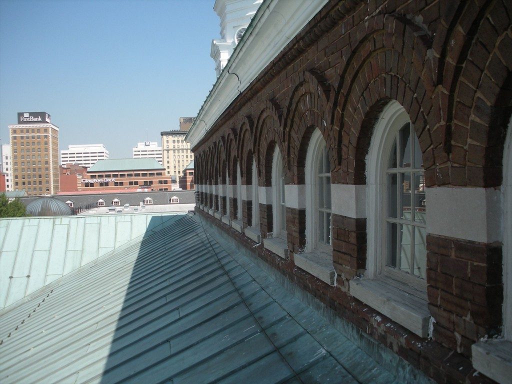 Exterior arched windows on the Knox County Courthouse.