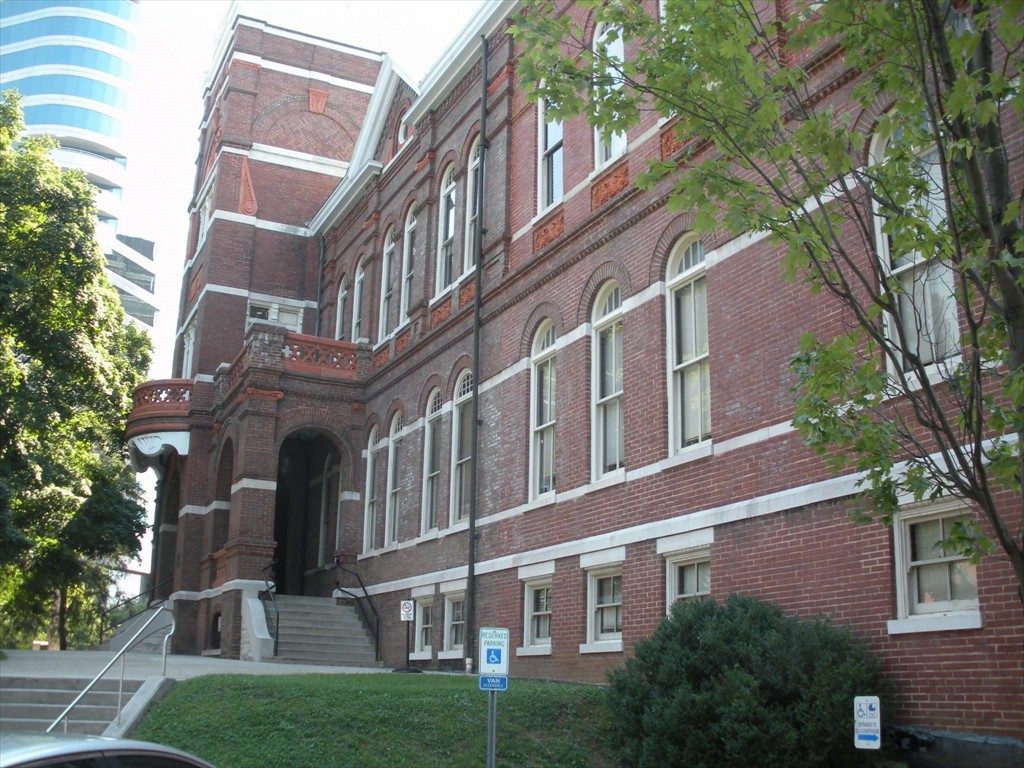 A front angle view of the Knox County Courthouse.
